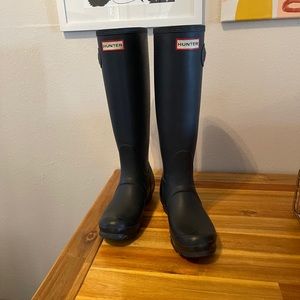 Size 7 Hunter boots In Navy blue